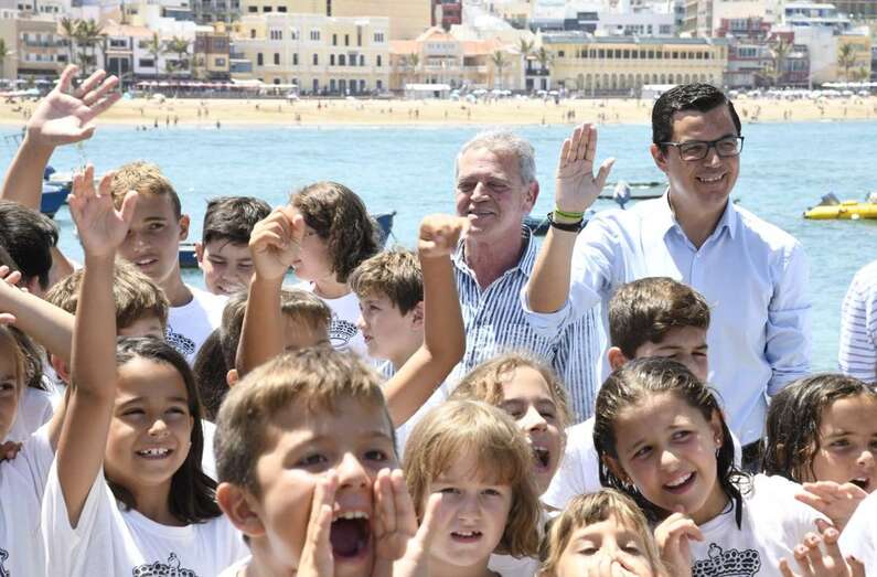 Pablo Rodríguez asistió este viernes al campus de verano de la Escuela de Vela del RC Victoria (Foto TA)
